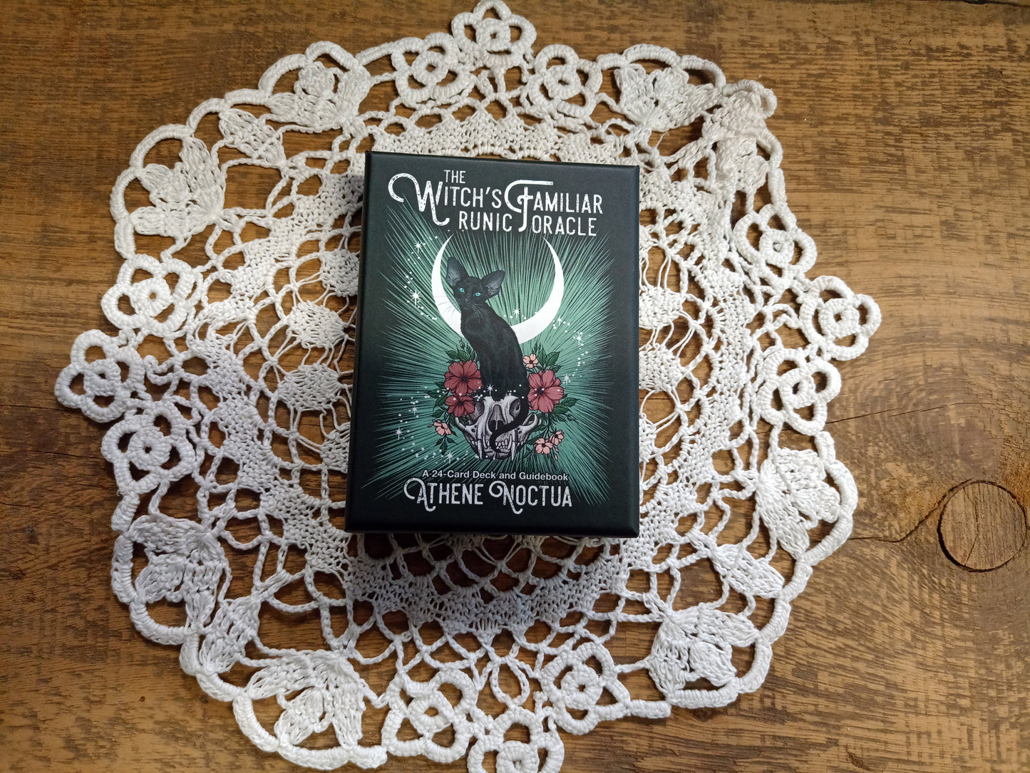 The Witch's Familiar Runic Oracle -oraakkelipakka