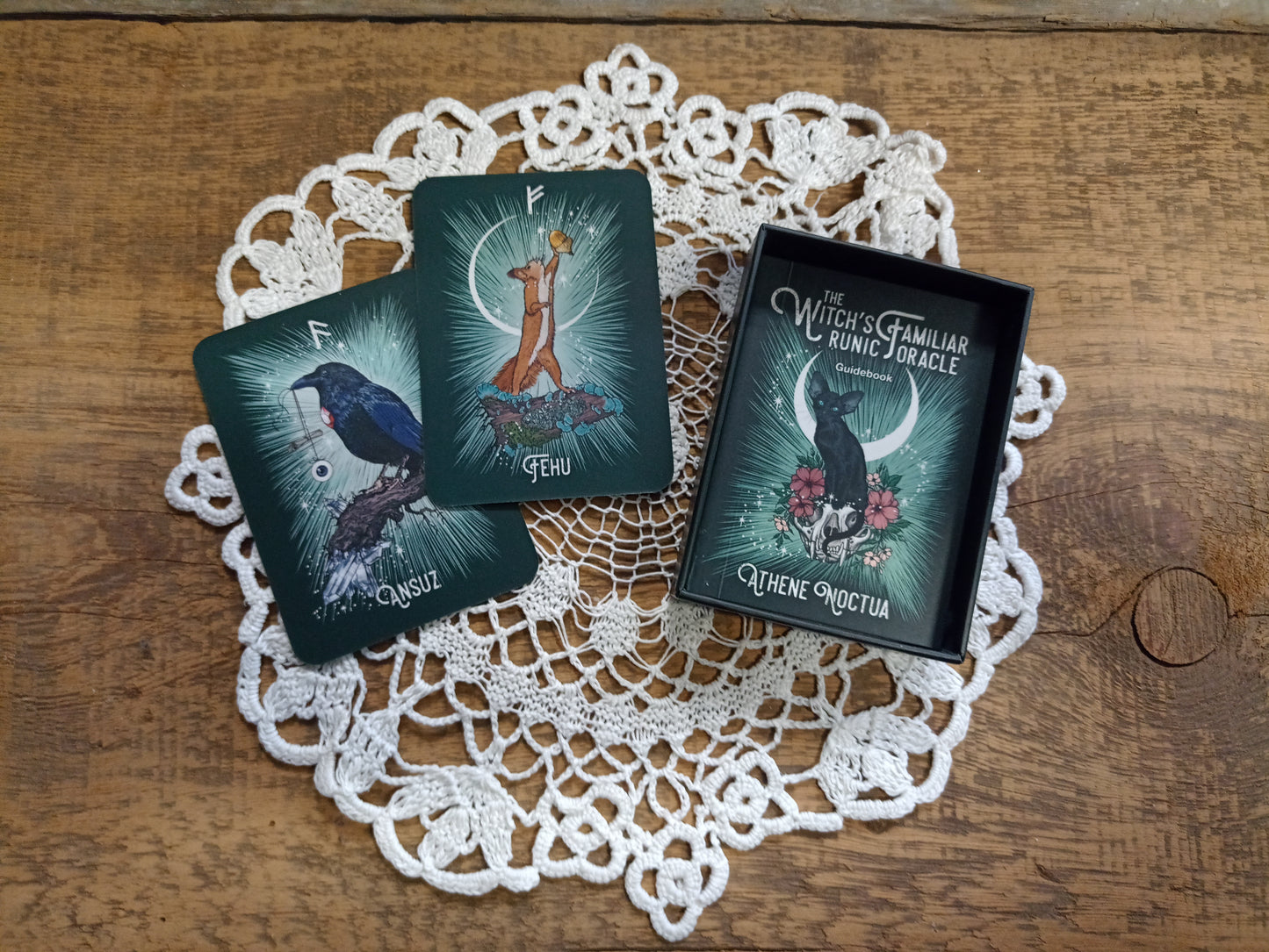 The Witch's Familiar Runic Oracle -oraakkelipakka