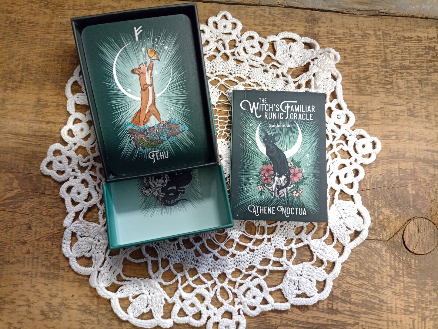 The Witch's Familiar Runic Oracle -oraakkelipakka