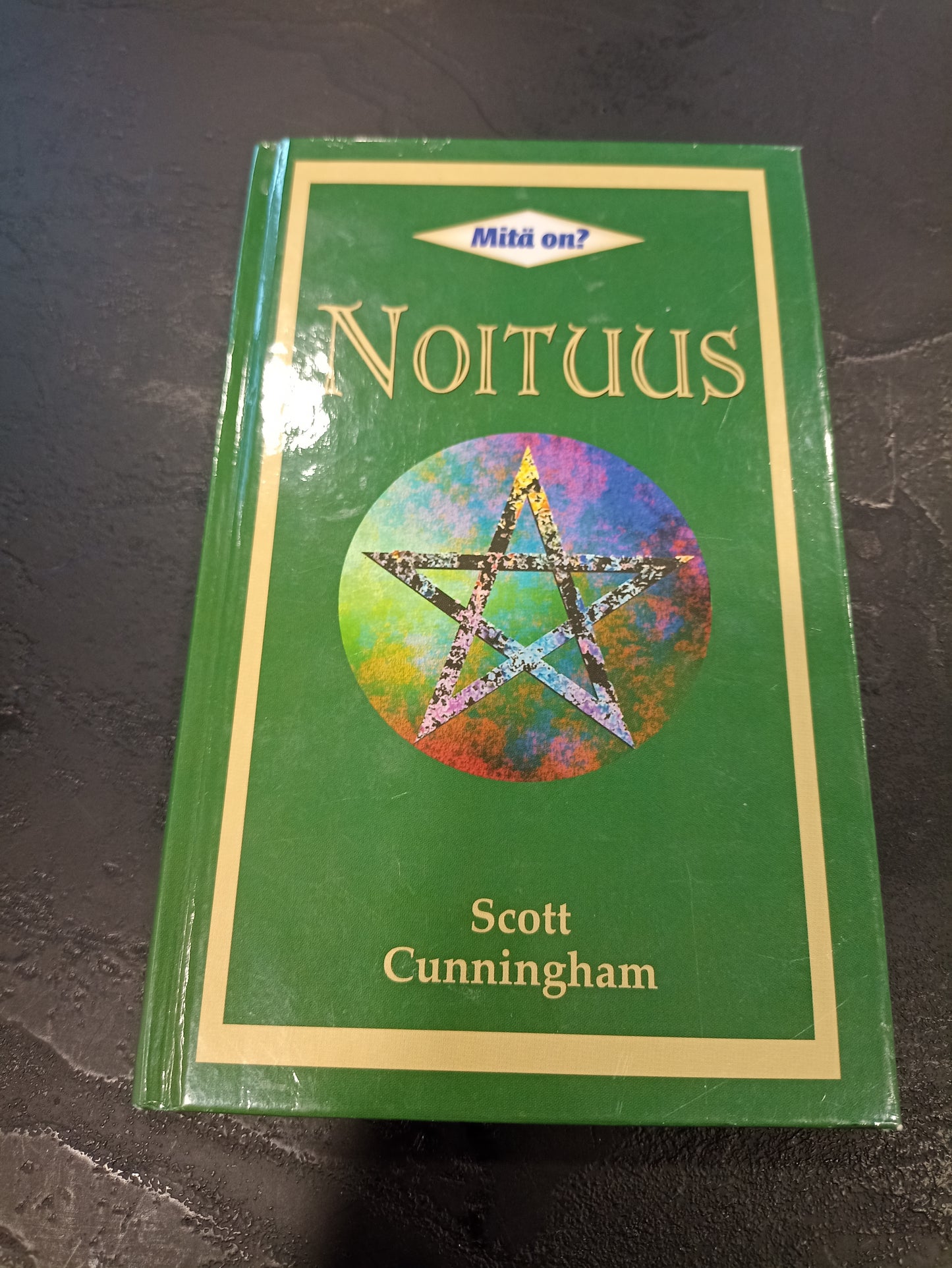 *SECONDHAND* Mitä on noituus? -kirja